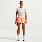 Nike Swift Breathe Dri-Fit Laufshorts mit integriertem Slip und mittelhohem Bund (Damen, ca. 6,5 cm)