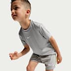 Conjunto de dos piezas con shorts deportivos Dri-FIT para niños talla pequeña Nike