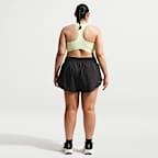 Shorts de correr Dri-FIT de tiro medio con forro de ropa interior para mujer (talla grande) Nike Tempo Flow Swoosh