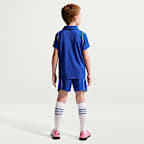 Replika domácí fotbalové trojdílné soupravy Chelsea FC Stadium 2026 Nike Football pro malé děti