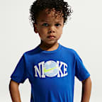 Conjunto de playera y shorts de futbol con gráficos infantil Nike