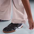 Pants cargo de tejido Woven de tiro medio oversized para mujer Nike Sportswear