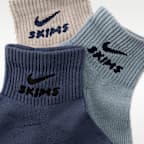 Γυναικείες κάλτσες Dri-FIT μέχρι τον αστράγαλο NikeSKIMS (3 ζευγάρια)