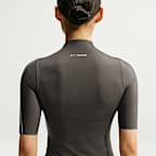 NikeSKIMS Weightless Camiseta de manga corta - Mujer