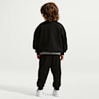 Nike Essentials zweiteiliges Fleece Set mit Rundhalsshirt (jüngere Kinder)