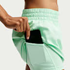 Nike One Dri-FIT 2-in-1 damesshorts met halfhoge taille (8 cm)