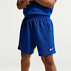 Conjunto de playera y shorts de futbol con gráficos infantil Nike