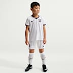 Kit de 3 piezas de fútbol Nike Replica para niños talla pequeña Inglaterra local 2026 Stadium