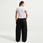Kort, slimmad t-shirt Nike Sportswear Chill Knit för kvinnor