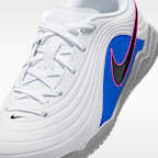 Tacos de fútbol de corte low para cancha cubierta Nike Jr. Tiempo Maestro Club