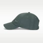 Nike Dri-FIT Club strukturálatlan, fém Swoosh-sal díszített sapka
