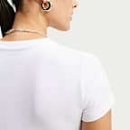 Kort, slimmad t-shirt Nike Sportswear Chill Knit för kvinnor