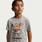 Playera de corte cuadrado con gráfico "I Am Sport" para niños talla pequeña Nike