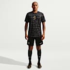 Playera de futbol de manga corta Nike Dri-FIT del C.D. Guadalajara alternativa Pre-Match para hombre