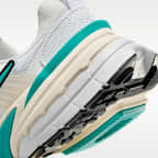 Tenis con detalles reflejantes para mujer Nike V2K Run