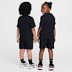 Conjunto de cuello redondo de dos piezas Nike para niños talla pequeña