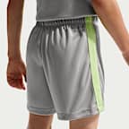 Conjunto de dos piezas con shorts deportivos Dri-FIT para niños talla pequeña Nike