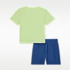 Conjunto de playera tipo jersey con gráfico y shorts de malla para bebé (12 a 24 meses) Nike E1D1