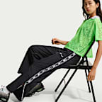 กางเกงขายาวแบบทอเอวปานกลางผู้หญิง Nike Sportswear Classic