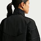 Damska luźna kurtka z tkaniny z zamkiem na całej długości i ochroną przed promieniowaniem UV Nike Windrunner