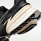 ナイキ V2K ラン ウィメンズシューズ リフレクティブ (再帰反射) アクセント付き