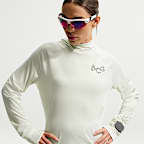 Playera de trail running Dri-FIT con gorro con protección contra los rayos UV para mujer Nike ACG "Solar Chase"