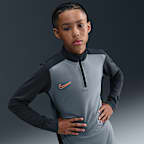 Playera de entrenamiento de fútbol de manga larga Dri-FIT de cierre 1/4 para niños talla grande Nike Academy