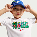 Playera con gráfico de varios deportes de corte cuadrado para niños talla pequeña Nike