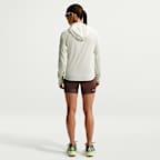 Playera de trail running Dri-FIT con gorro con protección contra los rayos UV para mujer Nike ACG "Solar Chase"