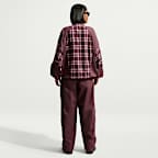 Oversized Nike Sportswear-anorakjakke i skotskternet flannel til kvinder