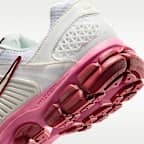 Tenis con detalles reflejantes para mujer Nike Zoom Vomero 5