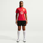 Playera de fútbol de manga corta Nike Dri-FIT para antes del partido para mujer USWNT Academy Pro