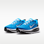 Tenis de correr en pavimento de la NFL para hombre Nike Vomero 18 (Carolina Panthers)