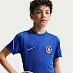 Playera de fútbol de manga corta Nike Dri-FIT para niños talla grande Chelsea FC Strike