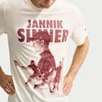 Playera de tenis con gráfico NikeCourt Dri-FIT para hombre Jannik Sinner