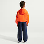Conjunto de 2 piezas con sudadera con gorro sin cierre de tejido Fleece Snow Motion para niños talla pequeña Nike Sportswear