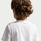 Κεντημένο T-Shirt Futura Nike Sportswear για μικρά παιδιά