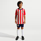 Playera de futbol de manga corta Nike Dri-FIT del C.D. Guadalajara local 2026/27 para niños talla grande