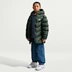 Chamarra acolchada Therma-FIT de ajuste holgado de largo medio para niños talla grande Nike Sportswear All Day Play