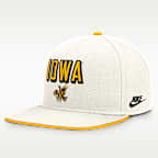 Gorra universitaria Nike Dri-FIT ajustable para hombre Iowa Legacy Letter & Mascot Pro