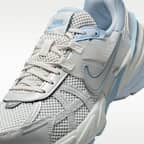 รองเท้าผู้หญิง Nike V2K Run พร้อมส่วนเน้นสะท้อนแสง