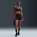 Bra deportivo Nike Universa con almohadilla de media sujeción para mujer