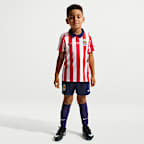 Conjunto de 3 piezas de futbol Nike Replica para niños talla pequeña C.D. Guadalajara local Stadium 2026/27
