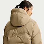 Nike Sportswear Swoosh Series Storm-FIT Daunenjacke mit Kapuze und weiter Passform (Damen)