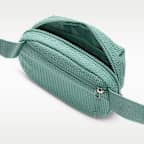 กระเป๋าพาดลำตัว Nike Aura (2 ล.)