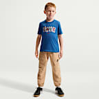 Playera con gráfico de varios deportes de corte cuadrado para niños talla pequeña Nike