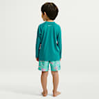 Conjunto de playera de manga larga y shorts para niño talla pequeña Nike Swim Breaker Logo Tape