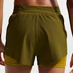 Löparshorts 2-i-1 Nike Swift Dri-FIT med medelhög midja för kvinnor