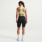 Dámská sportovní podprsenka s vycpávkami Nike Swoosh se střední oporou
