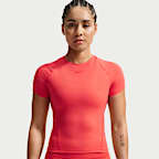 Playera de manga corta Dri-FIT para mujer Nike Universa